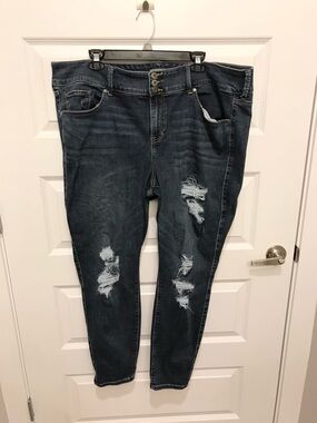 *Torrid* Skinny Jeans *DISTRESSED* Women's 22 Reg •Stretch•Dark Denim…cute!